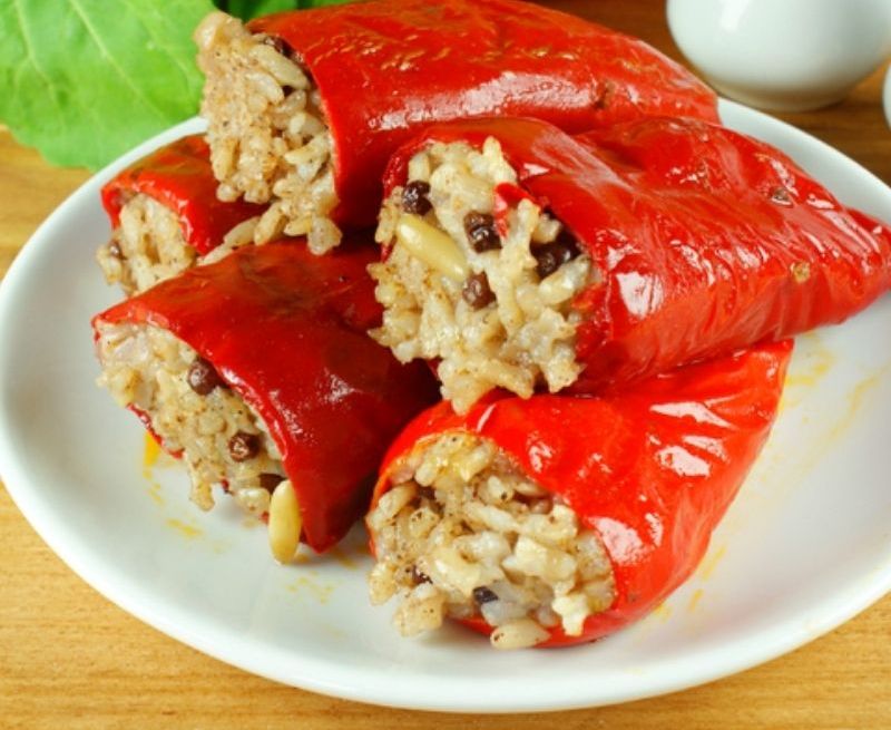 Пълнени чушки с ориз, стафиди и орехи